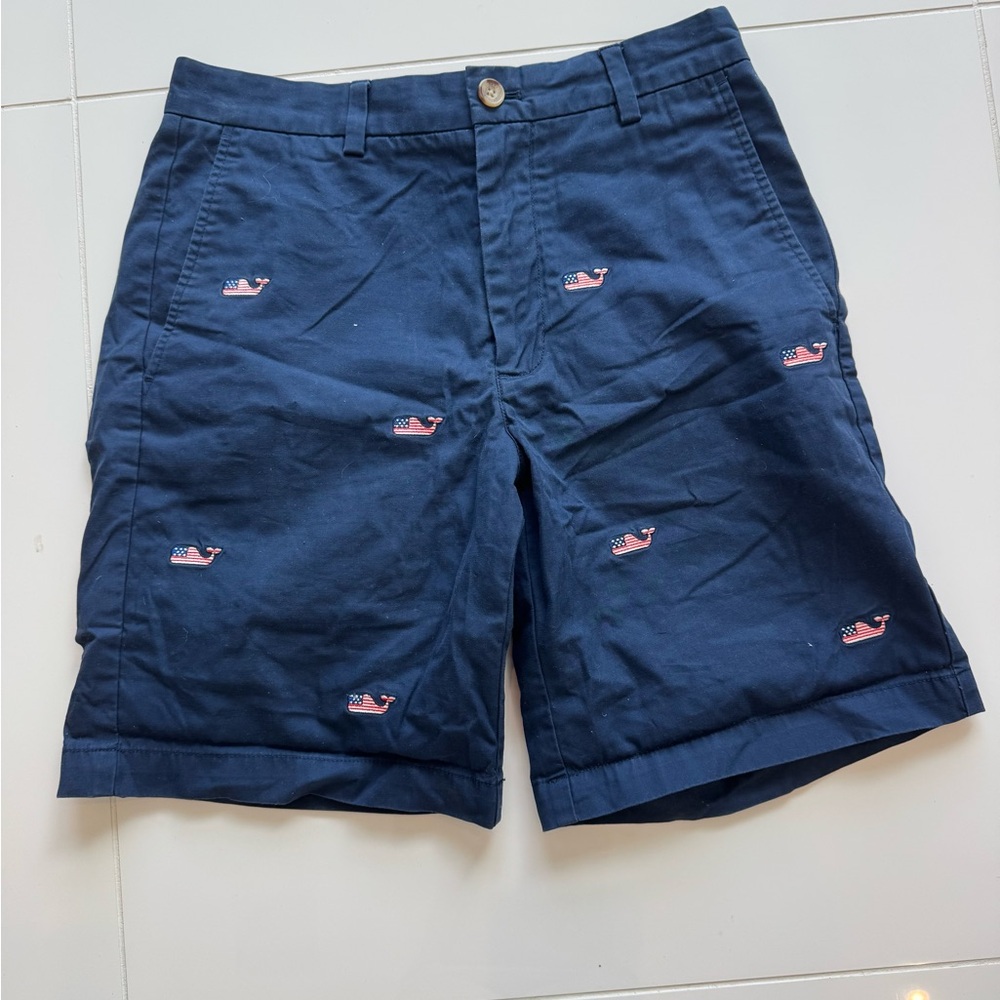 VINEYARD VINES men’s navy blue shorts with stars and stripes embroidered whales.